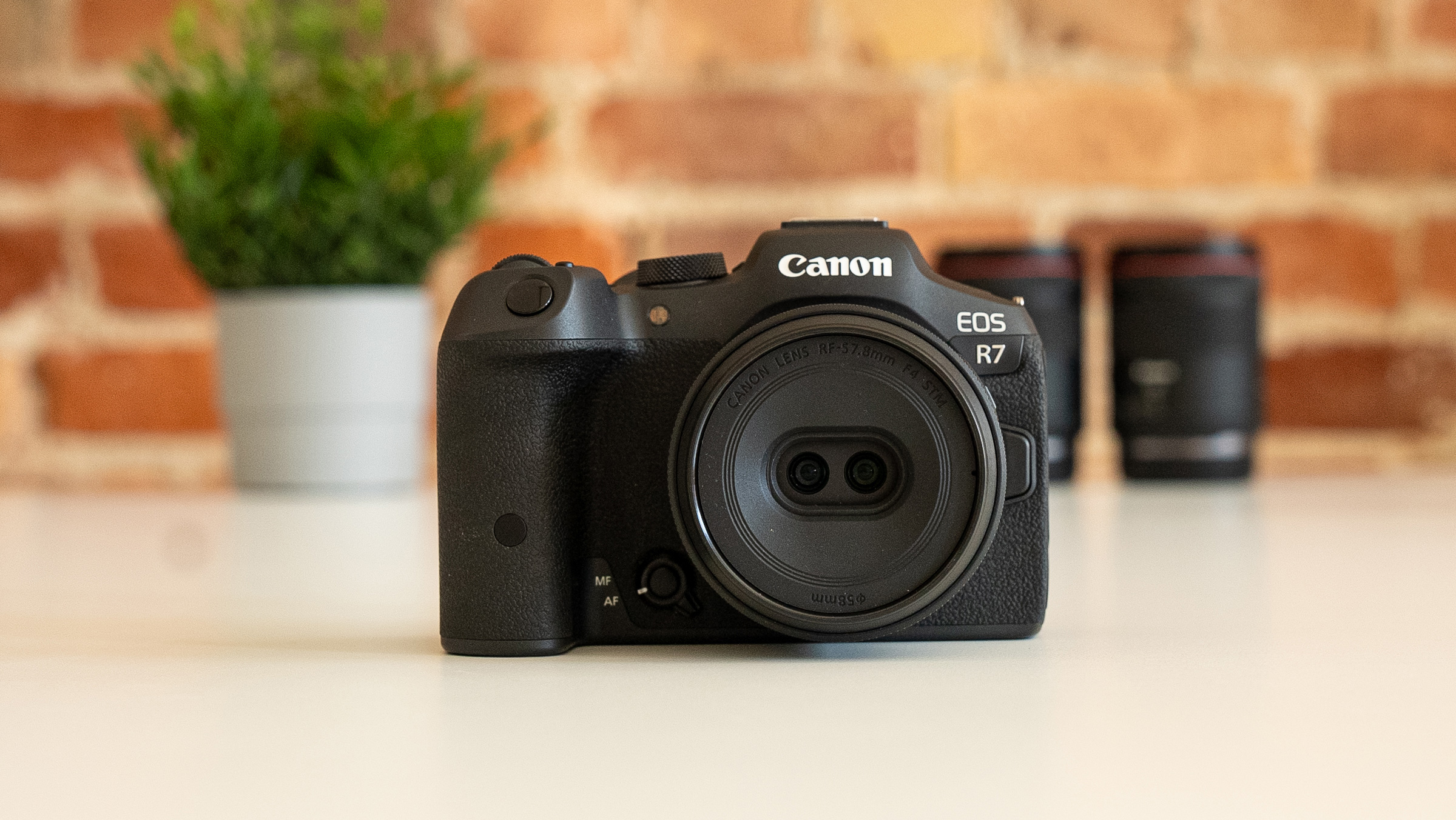 RF-S 7.8mm f4 STM Dual