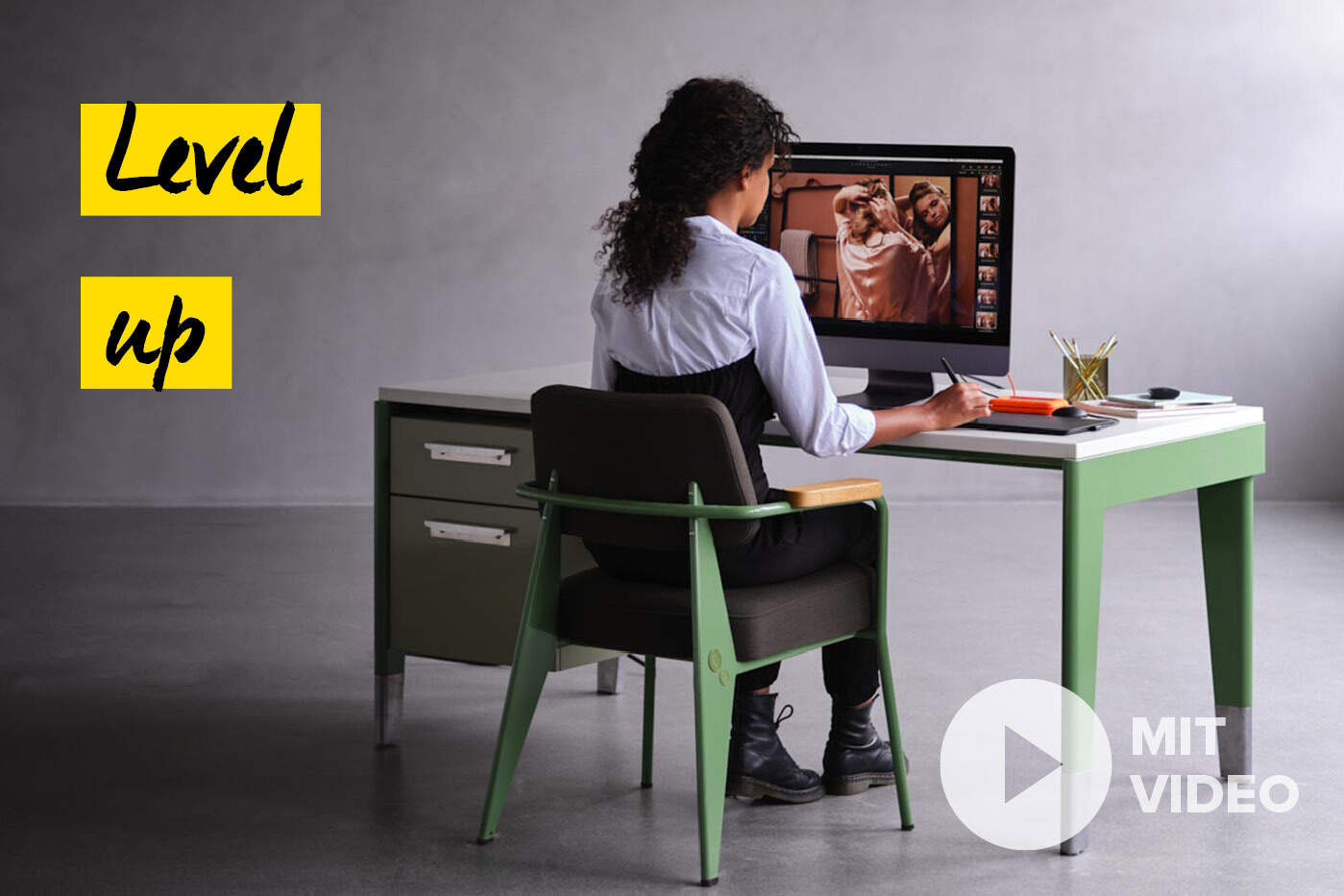 Frau arbeitet am Laptop