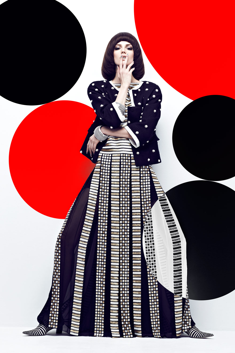 Frau vor roten und schwarzen Kreisen 