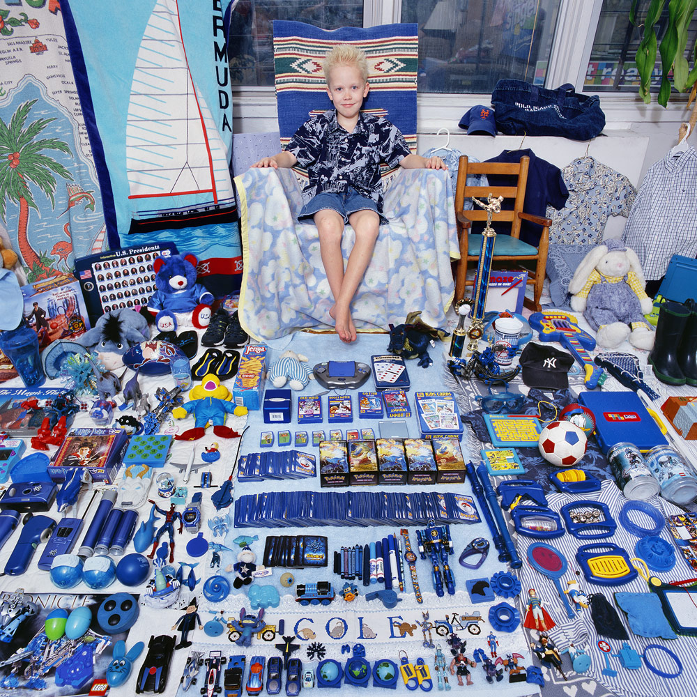 Junge mit blauen Spielsachen