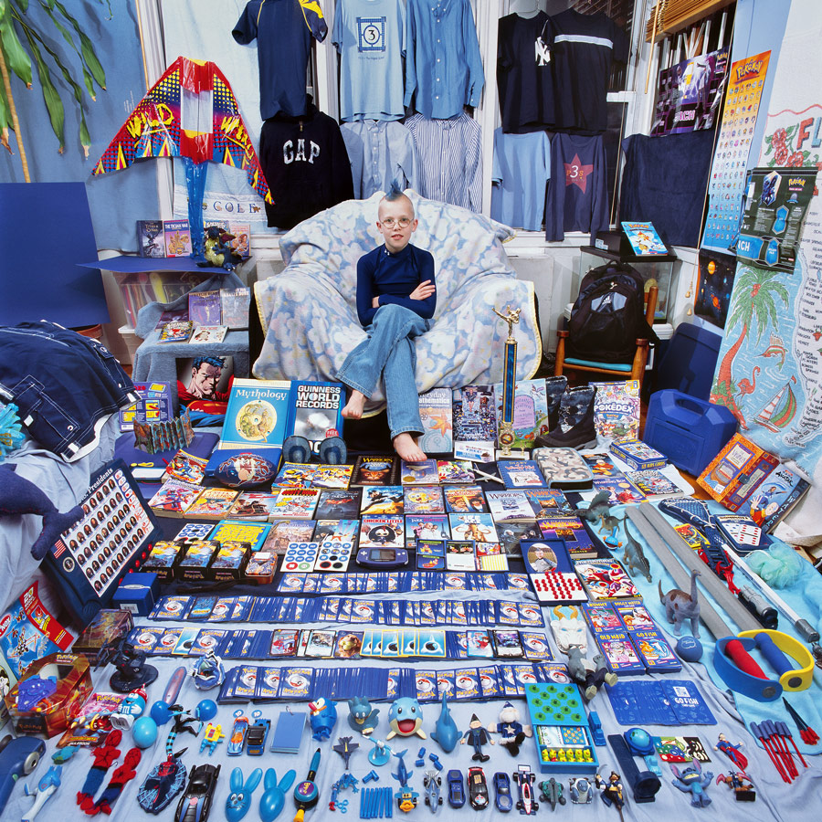 Junge mit blauen Haaren