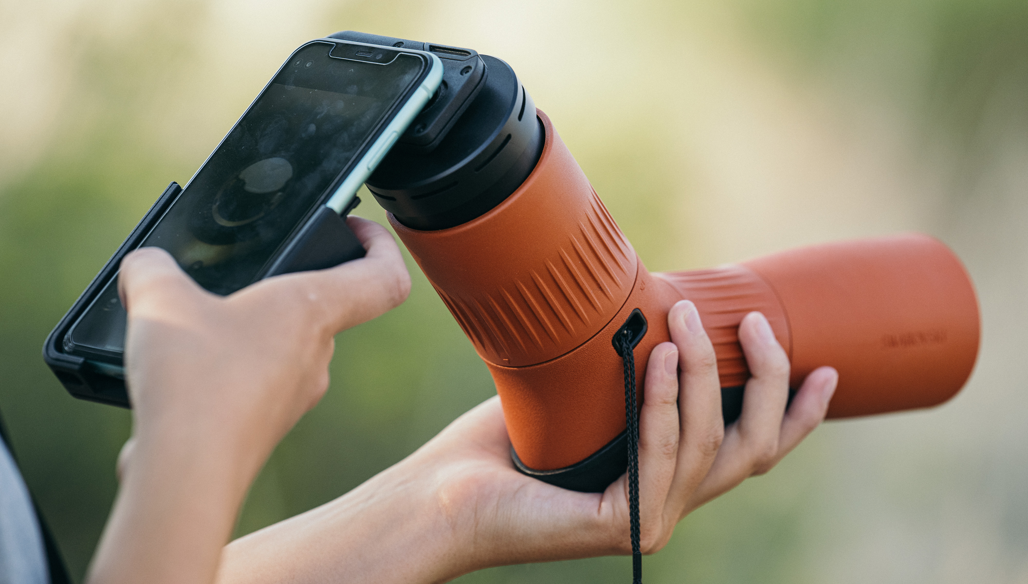 Digiskopie mit einem Spektiv aus der Hand mit dem Smartphone