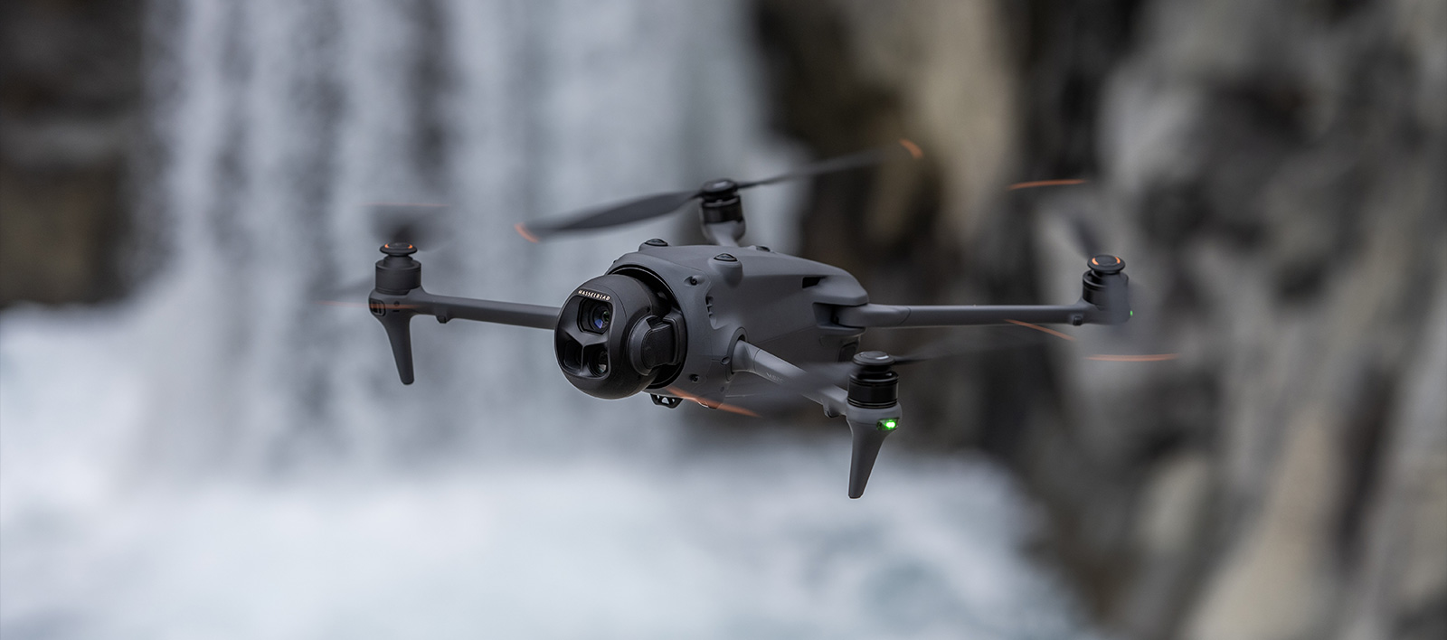 DJI Mavic 4 Pro vor Wasserfall