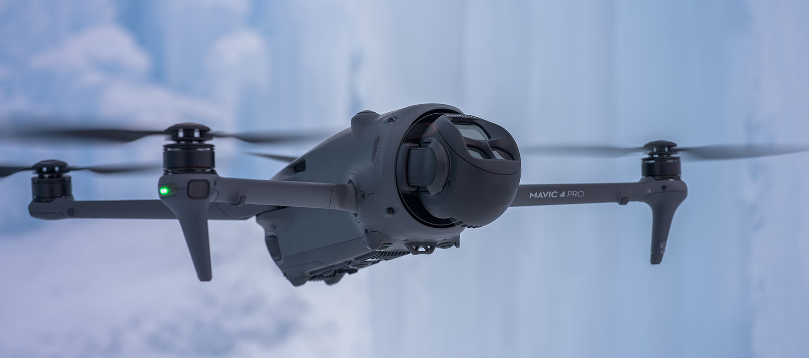 DJI Mavic 4 Pro vor Gletscher