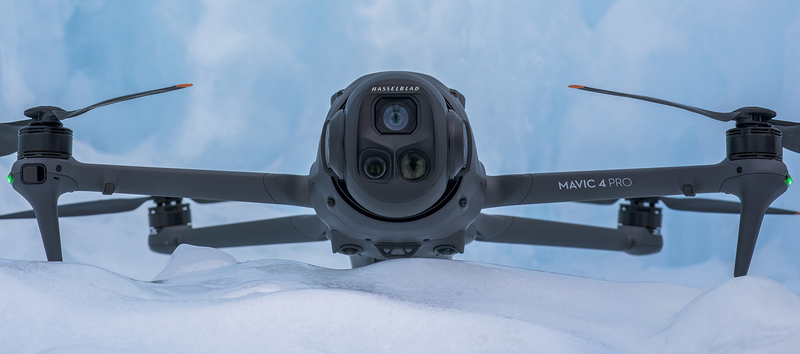 DJI Mavic 4 Pro frontal vor Gletscher