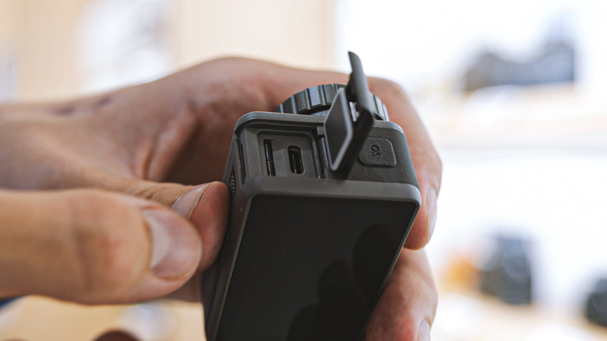 SD Karte bei der DJI Osmo Action sehr versteckt