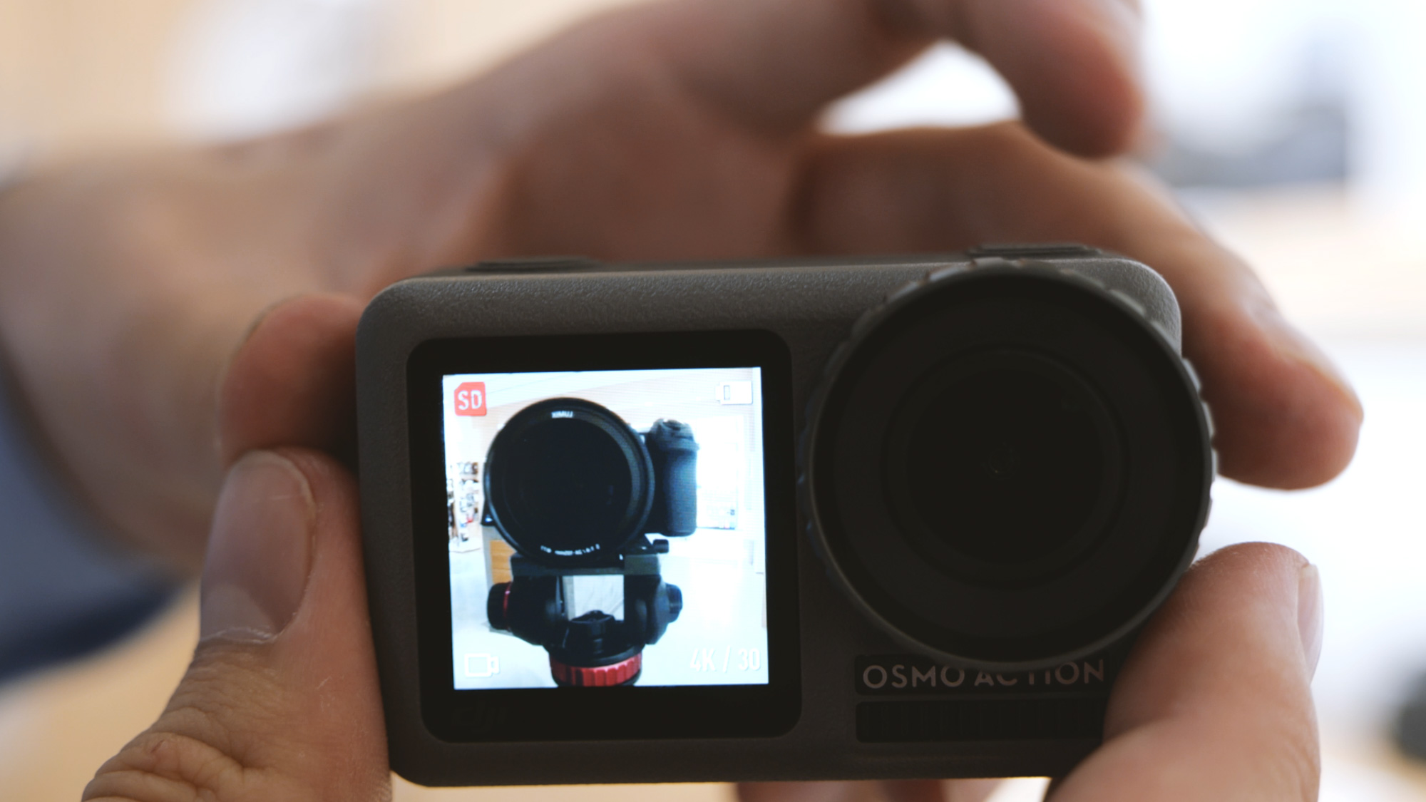 Zwei Bildschirme der DJI Osmo Action