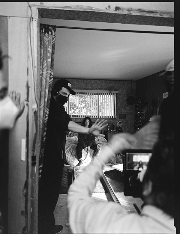 Foto: Eddy Chen. Regisseur Sam Levinson im GesprÃ¤ch mit Kameramann Marcell RÃ©v bei den Dreharbeiten der 2. Staffel von Euphoria