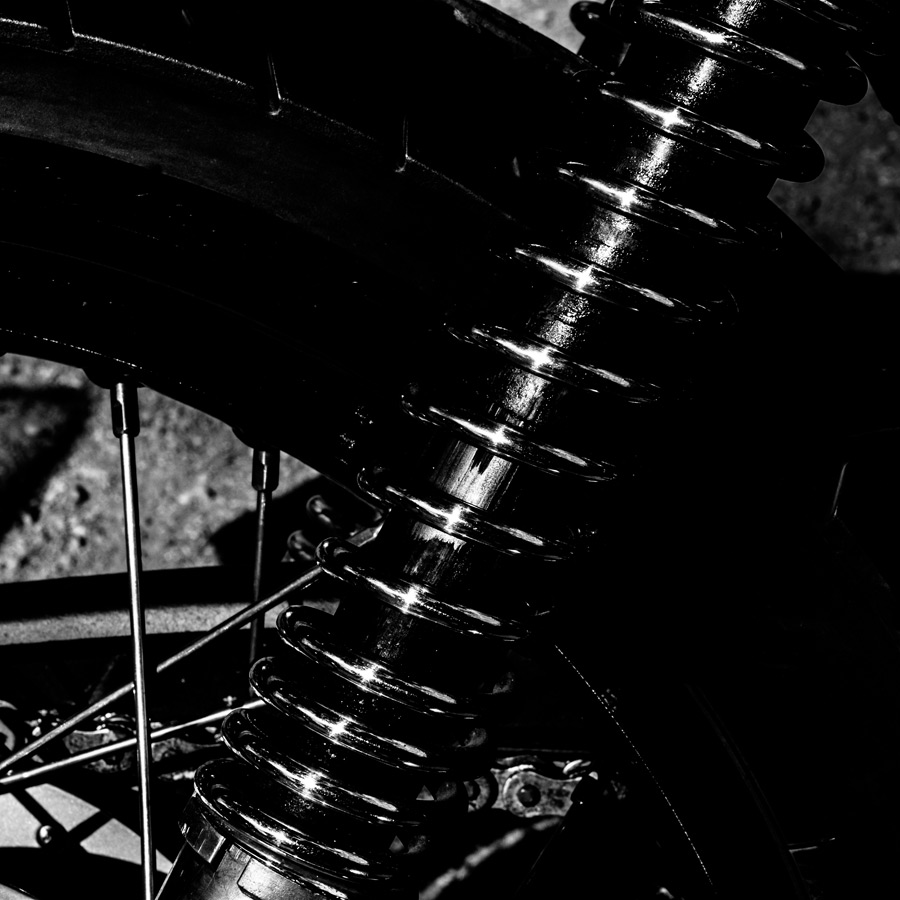 foto-koch-artikel-thomas-stelzmann-silberstreifen-federbein-eines-alten-motorrades