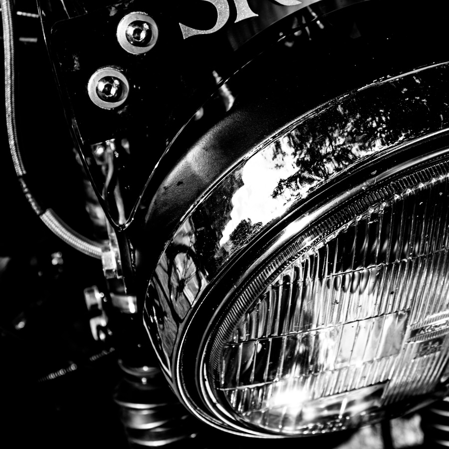 foto-koch-artikel-thomas-stelzmann-silberstreifen-frontscheinwerfer-eines-altes-motorrades