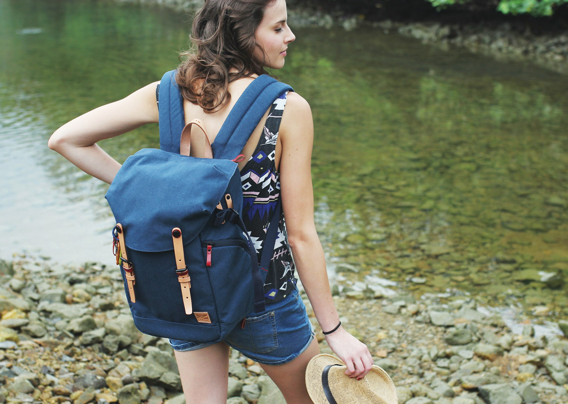 Fotorucksack ZKIN Erfahrung Outdoor Fotografin mit Fotorucksack in der Natur