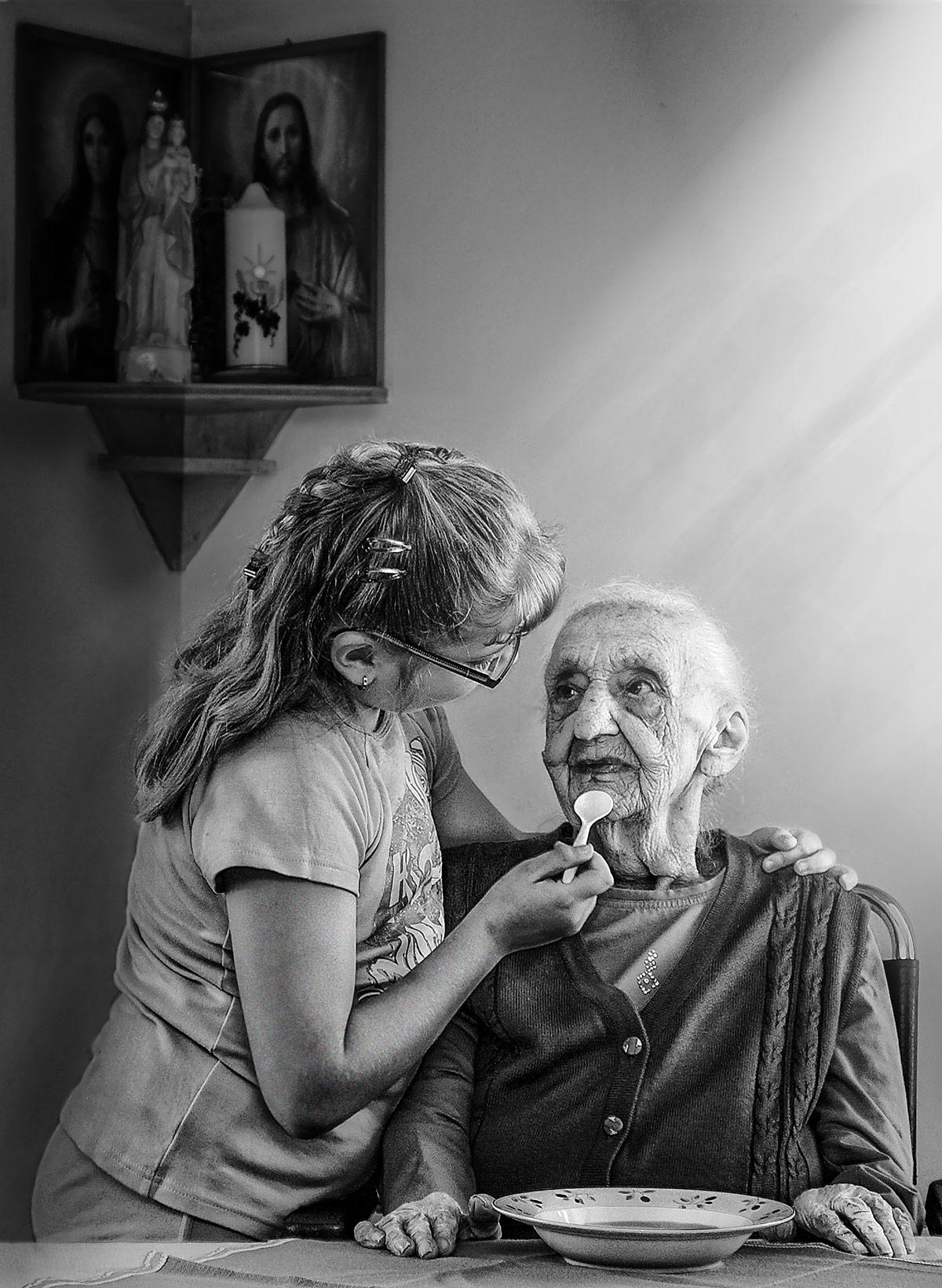 Kind f&uuml;ttert Oma