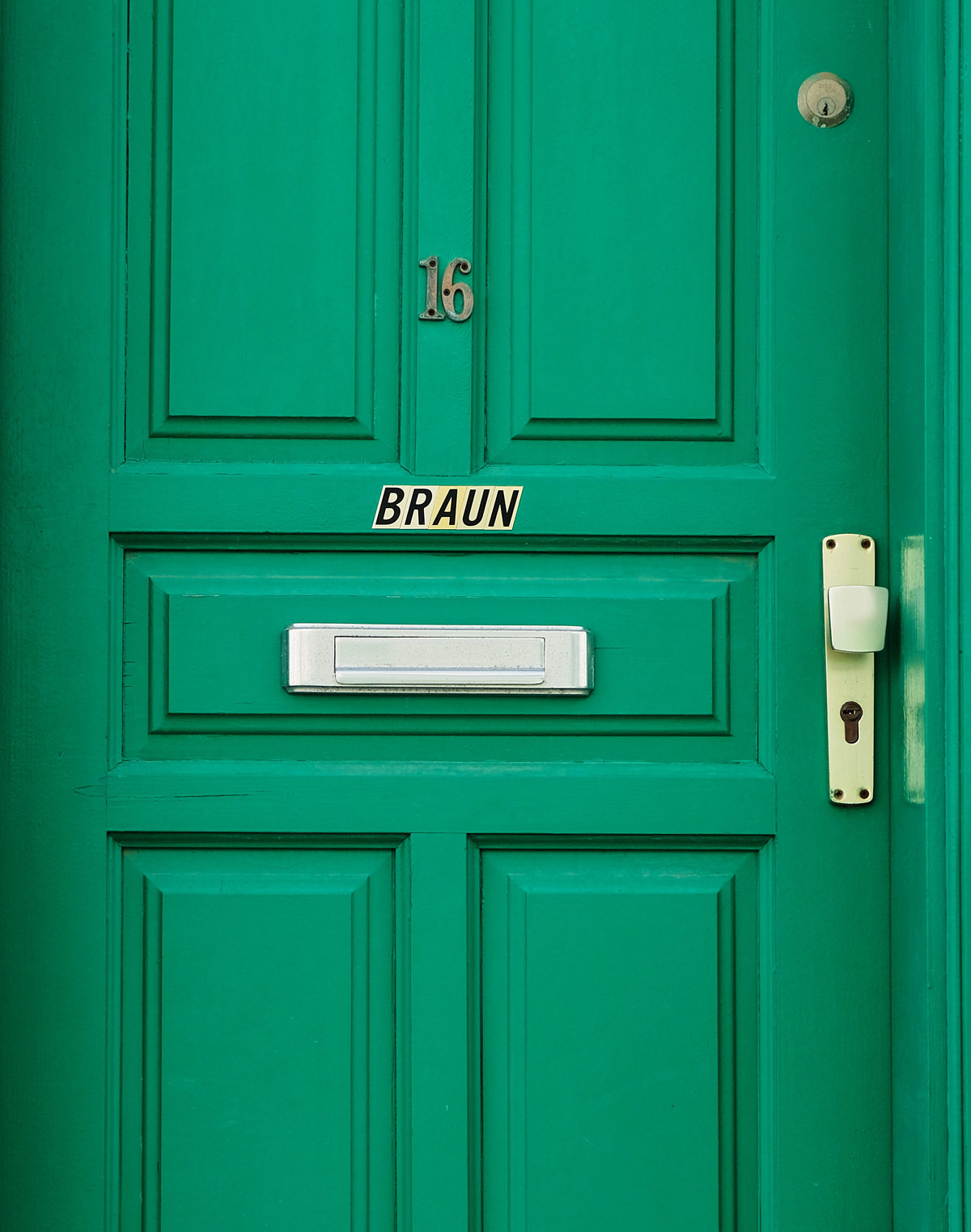 Braune Schrift auf gr&uuml;ner T&uuml;r