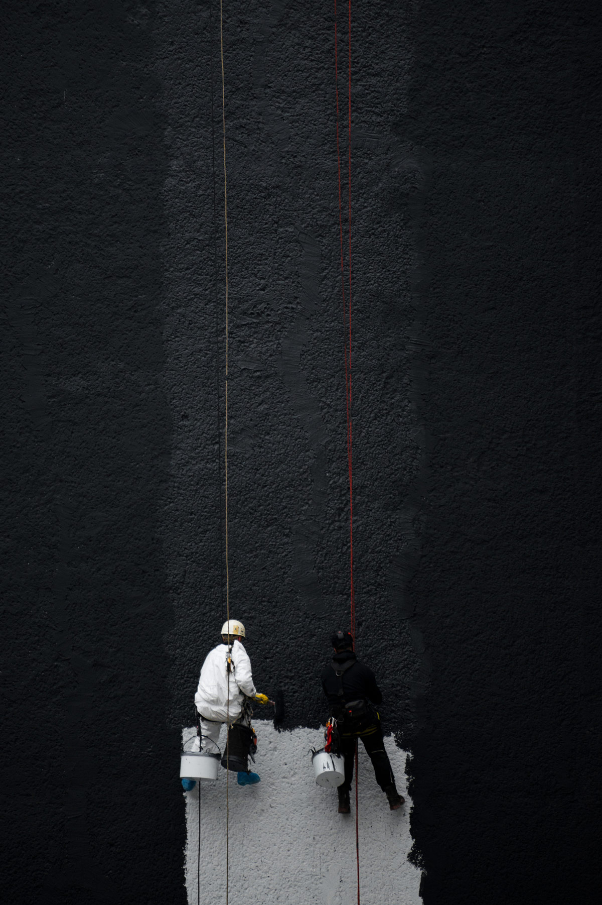 Maler an Hausfassade