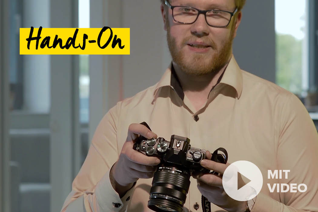 Mann mit Olympus Kamera