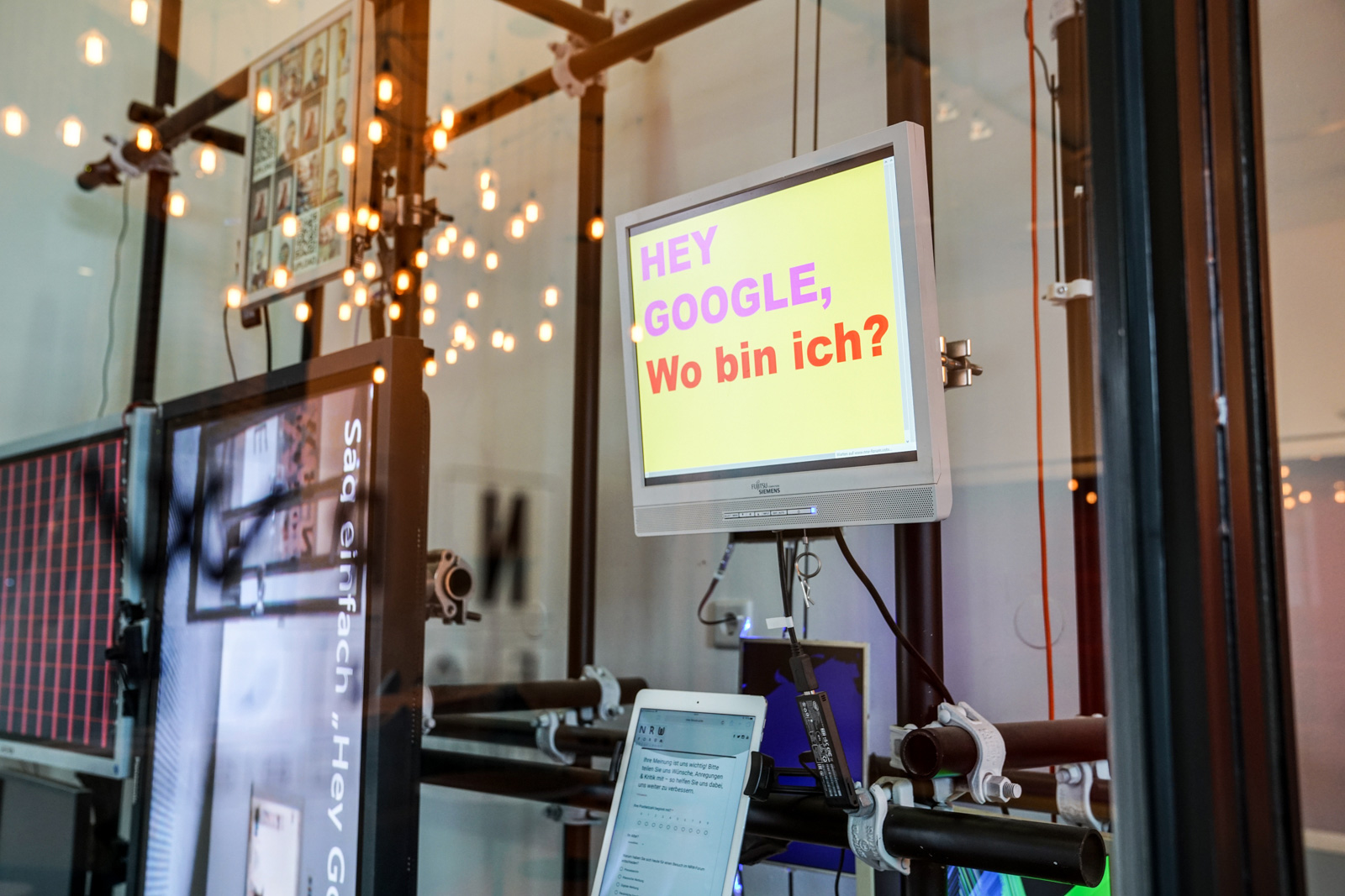 Im Zweifel für den Zweifel: Die große Weltverschwörung - Ausstellung im NRW Forum