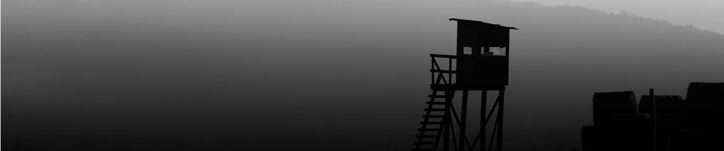 Hochsitz in der Landschaft