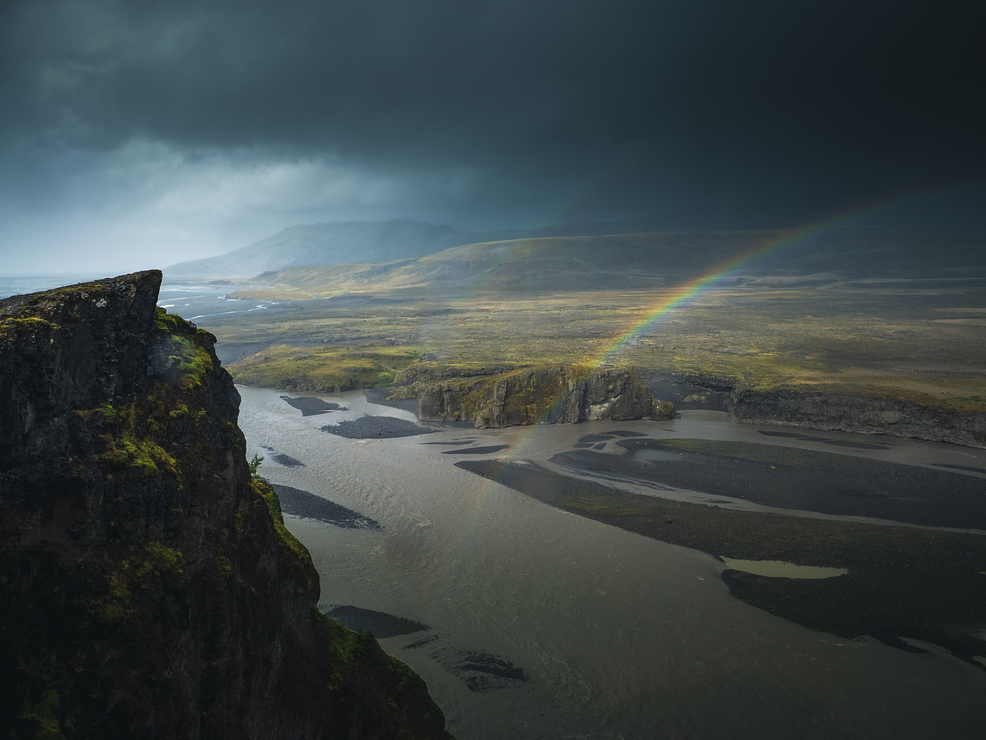 Regenbogen in isländischer Landschaft