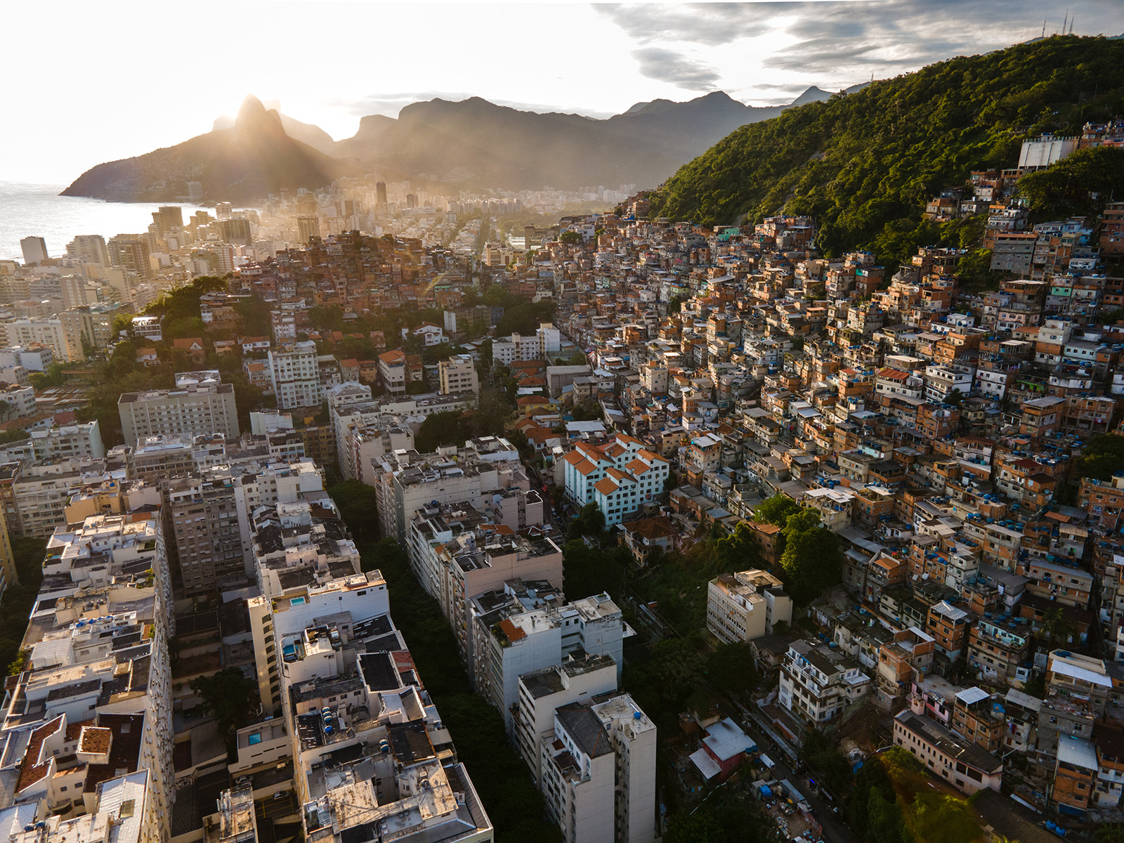 Die Cantagalo Favela überragt eine der teuersten Wohngegenden in Rio de Janeiroer