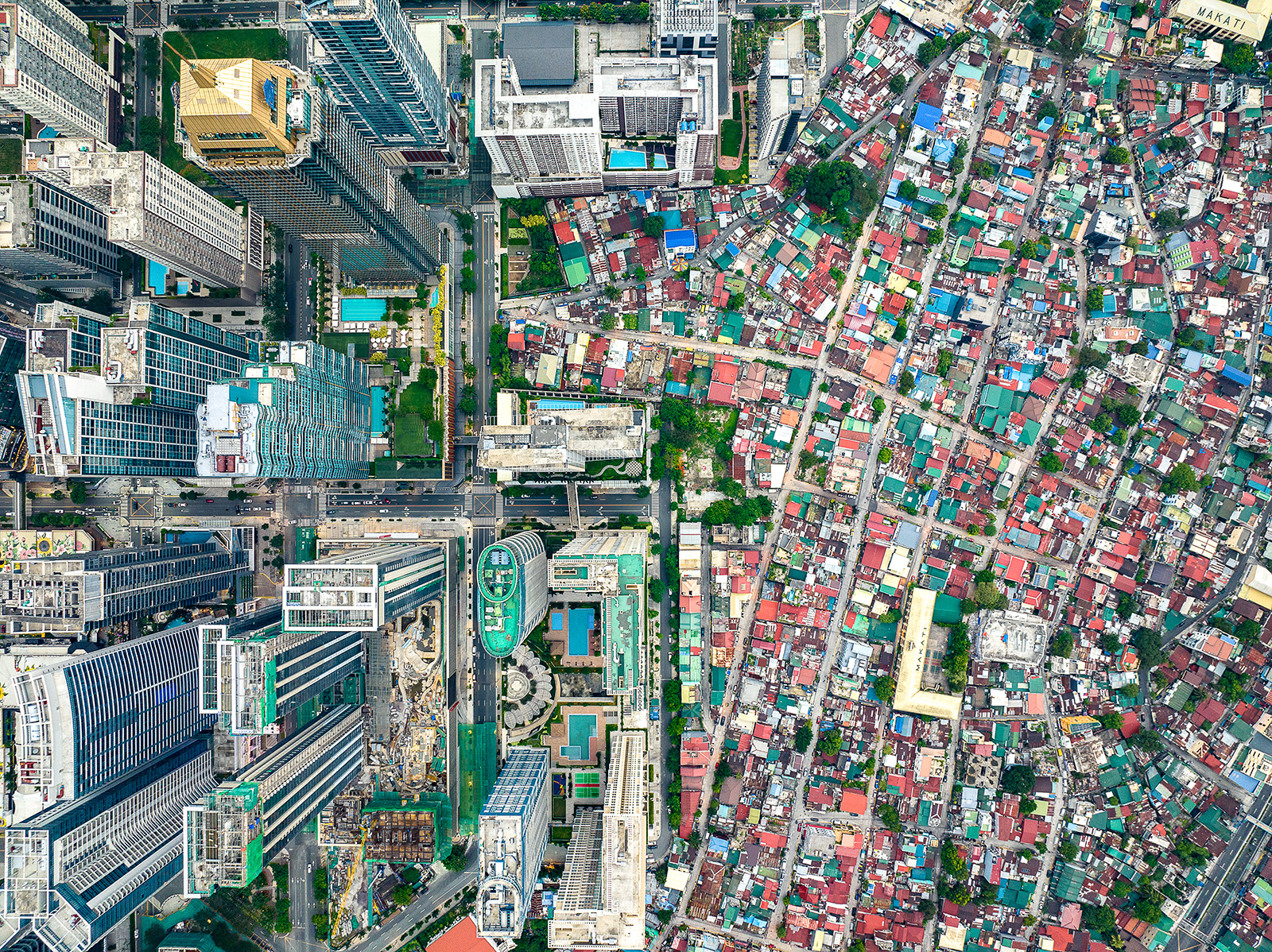 Immobilienboom in Manila, luxuriöse Eigentumswohnungen in BGC stehen den einfachen Häusern der in Makati lebenden Personen direkt gegenüber