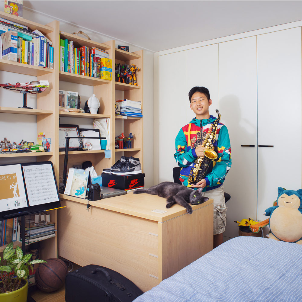 Junge in seinem Jugendzimmer