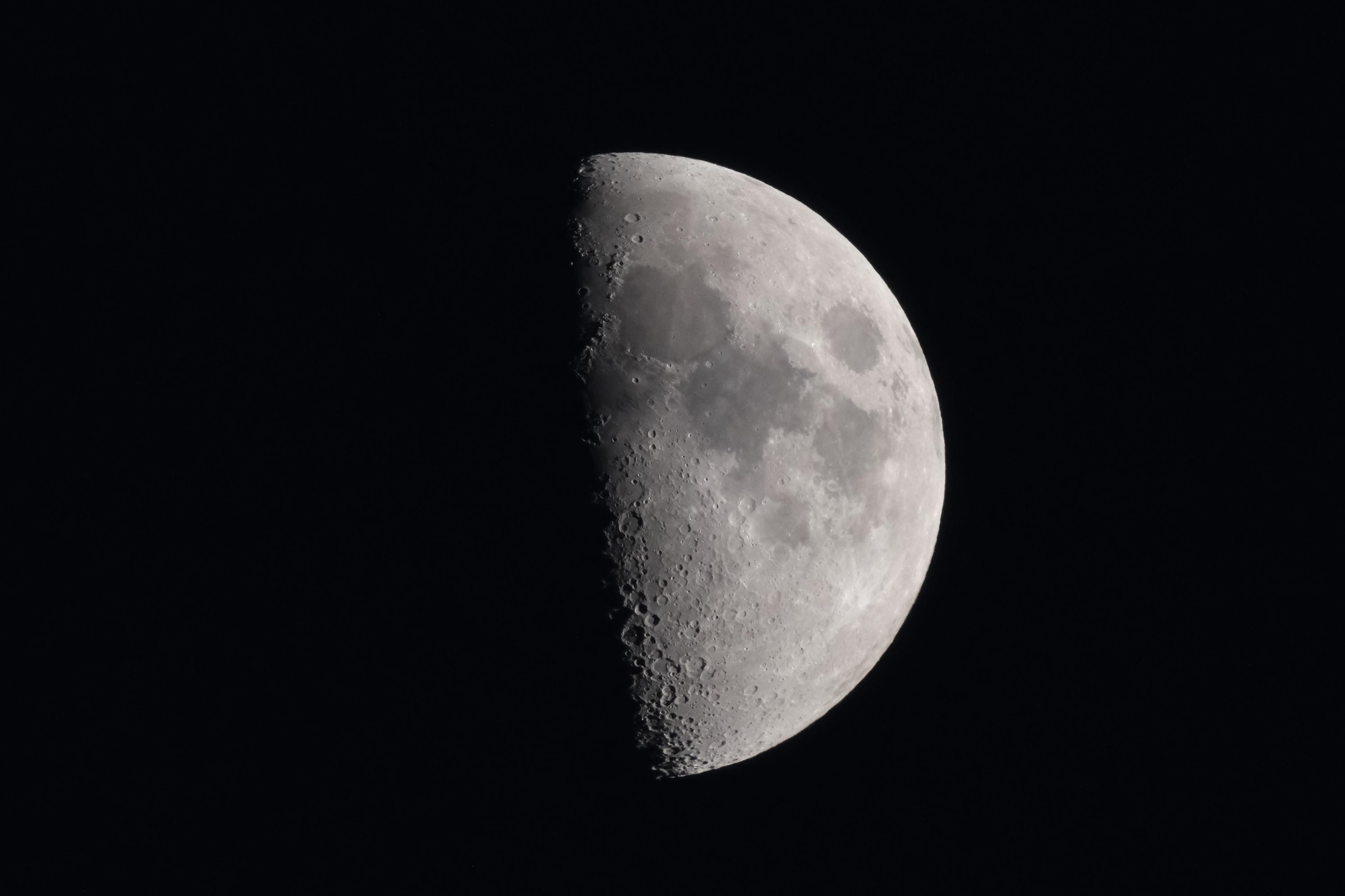 Aufnahme des Mondes mit interner Entwicklung der Kamera Fujifilm X-T5