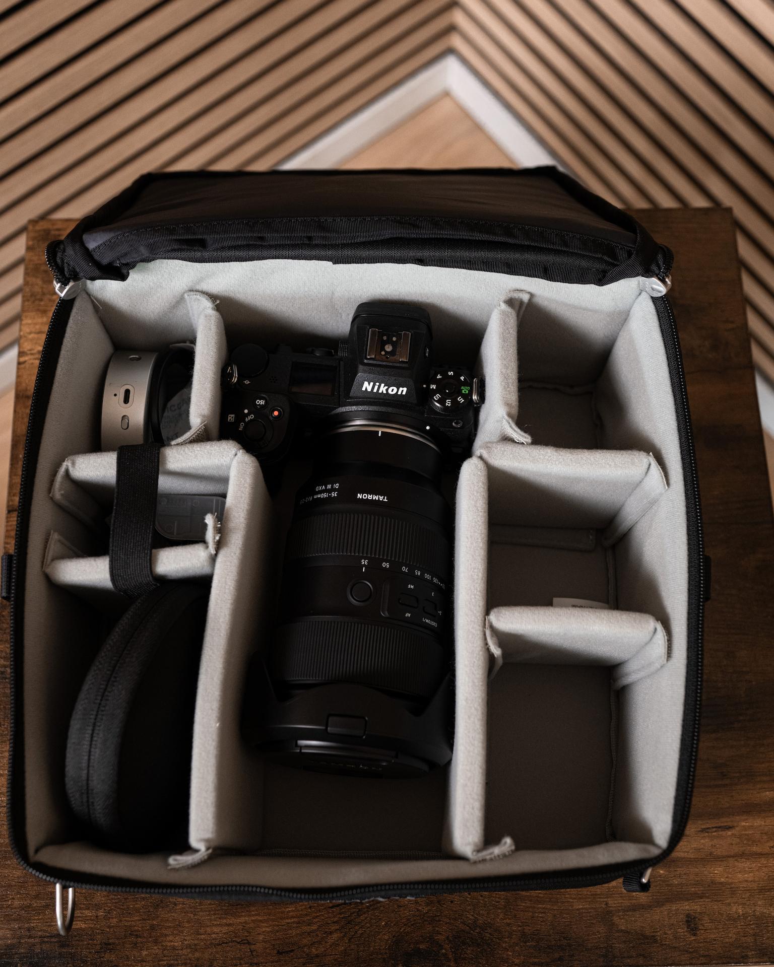 Exemplarische Fotorucksack BefÃ¼llung mit dem Tamron 35-150mm f2-2,8