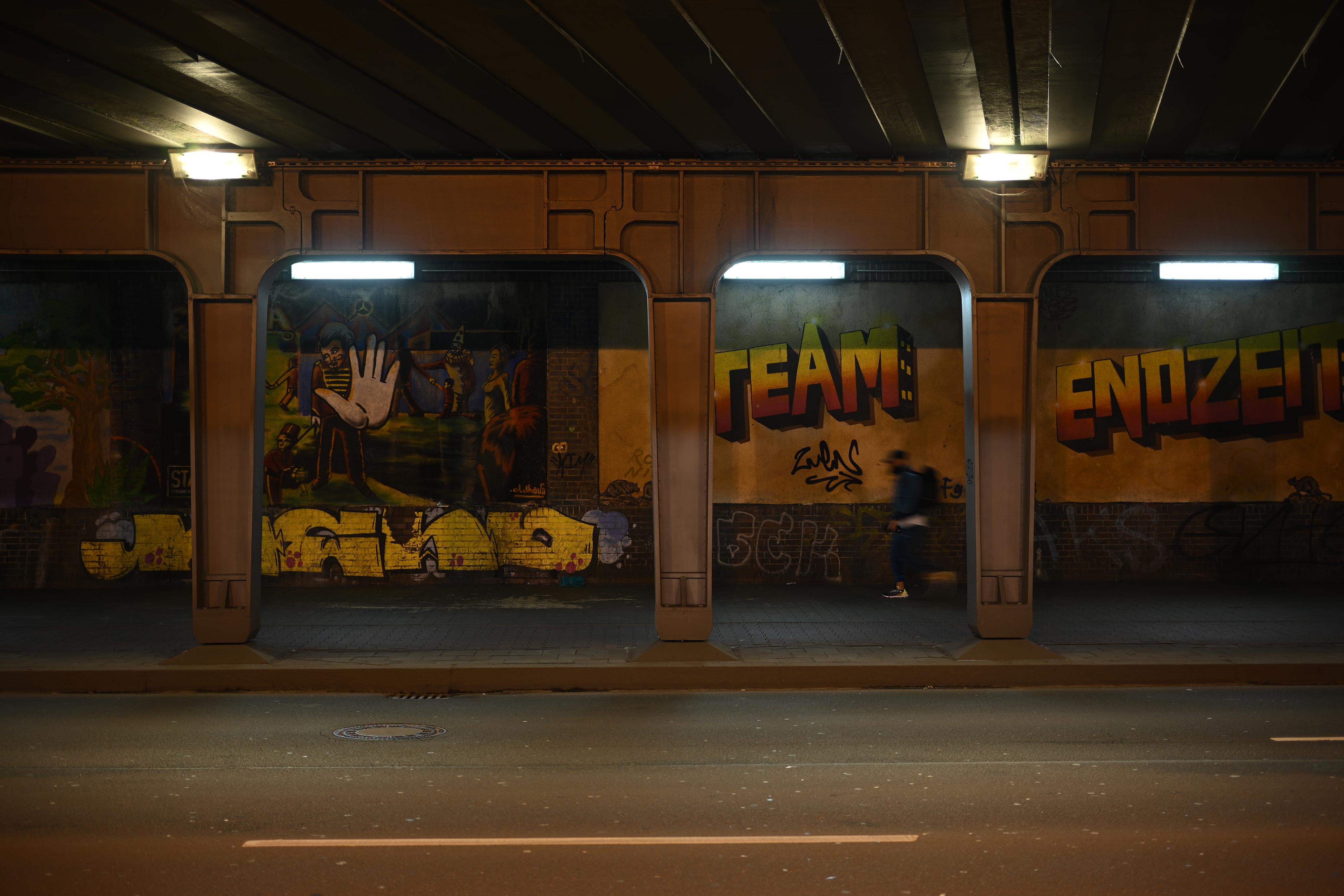 Nikon Z f in der Streetfotografie bei Nacht