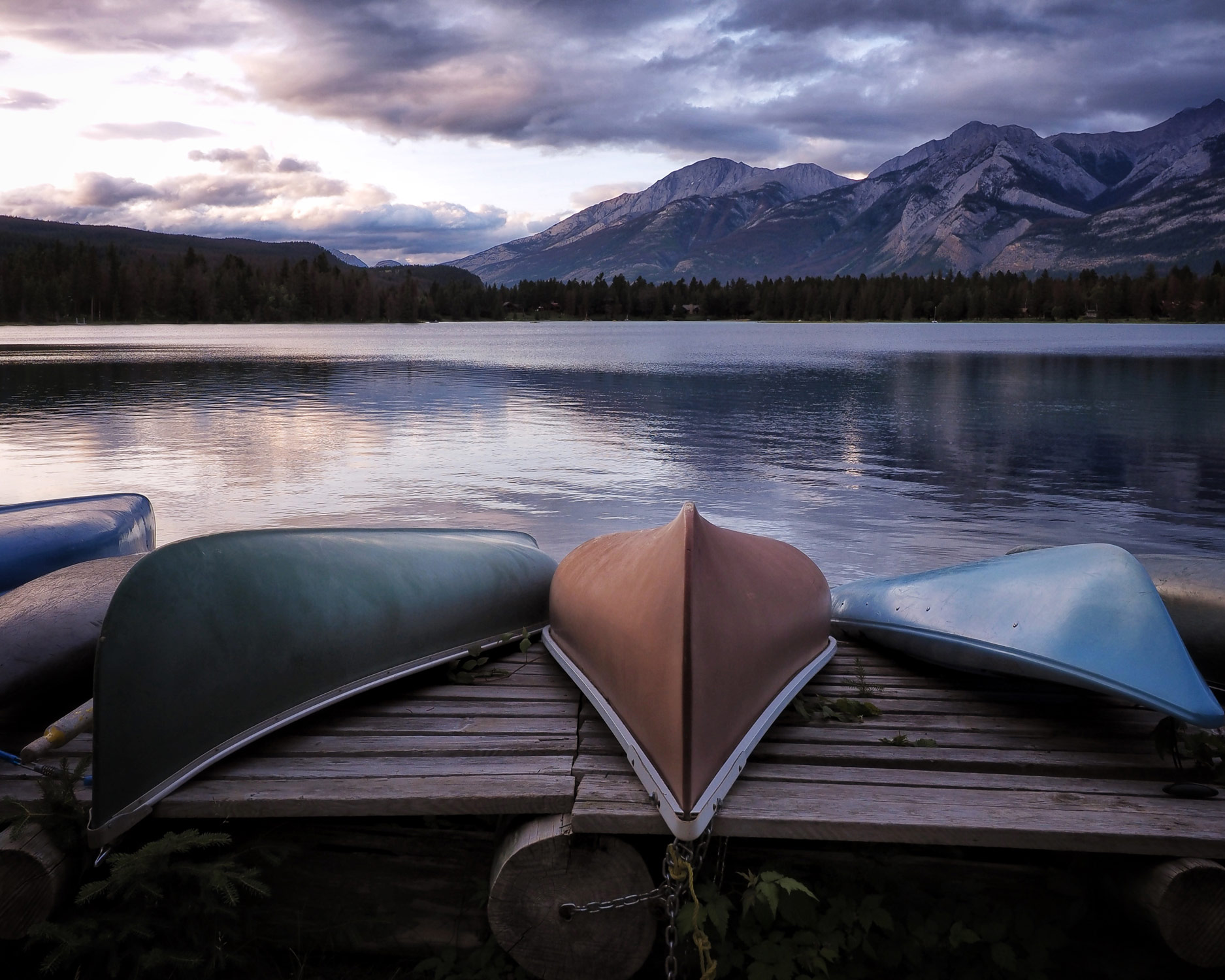 Kajaks vor See in den Bergen