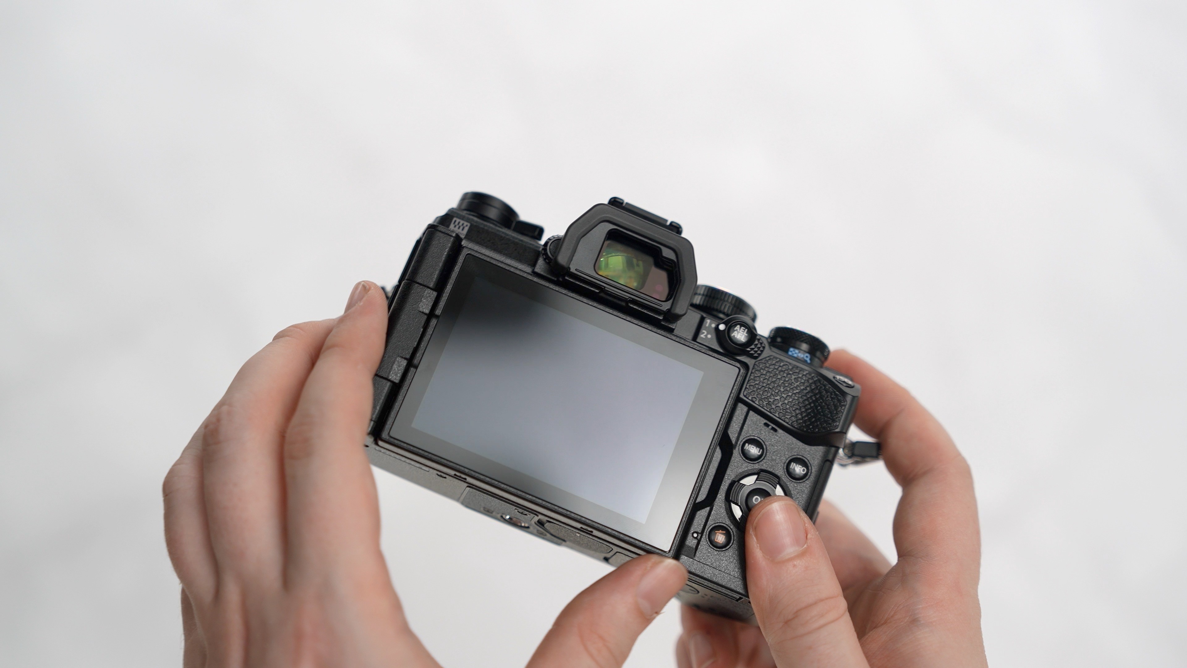 OM-System-OM5 – Klappdisplay der neuen Kamera