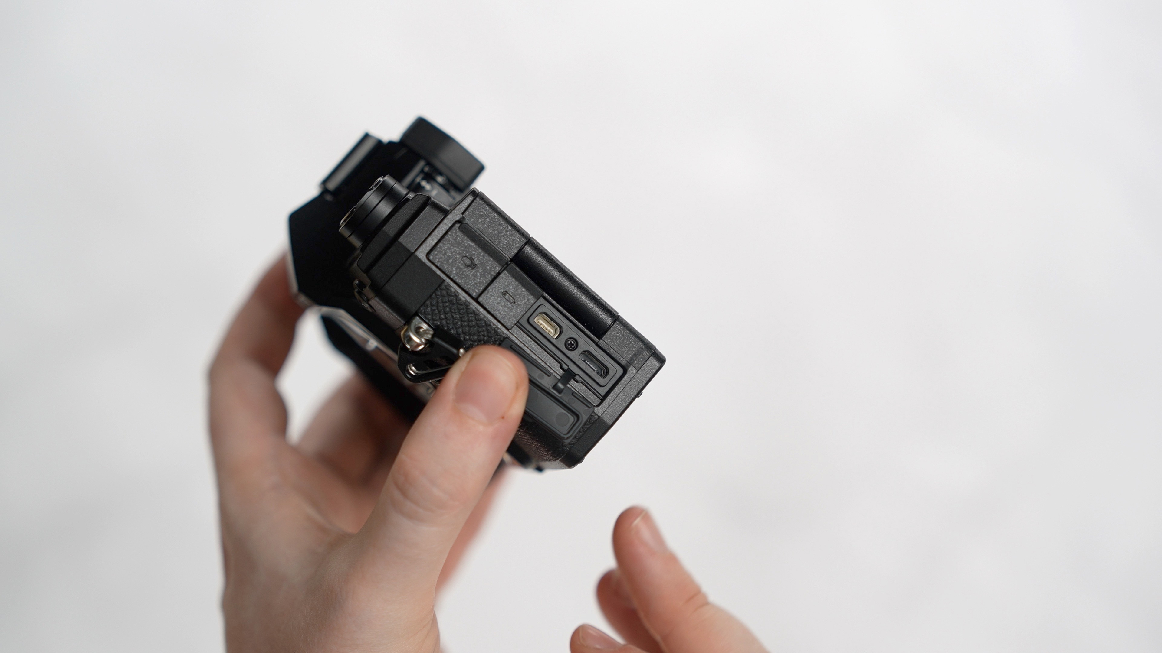 OM-System-OM5 – Micro HDMI & Micro USB