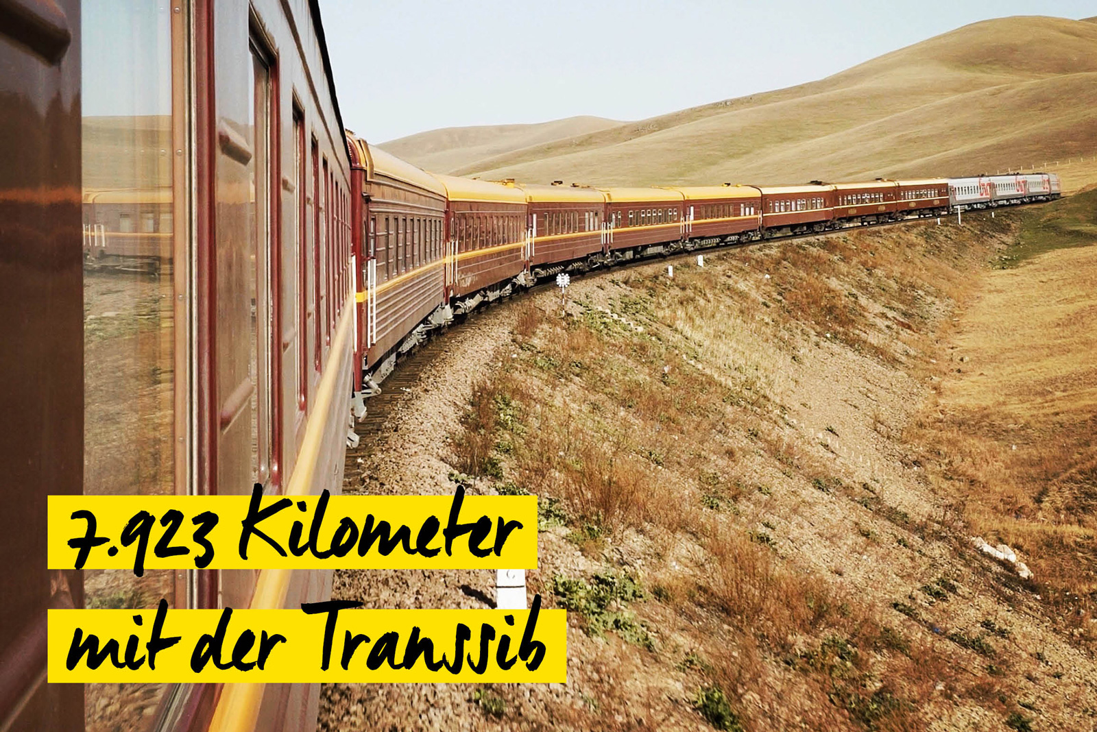 Transsibirische Eisenbahn in karger Landschaft