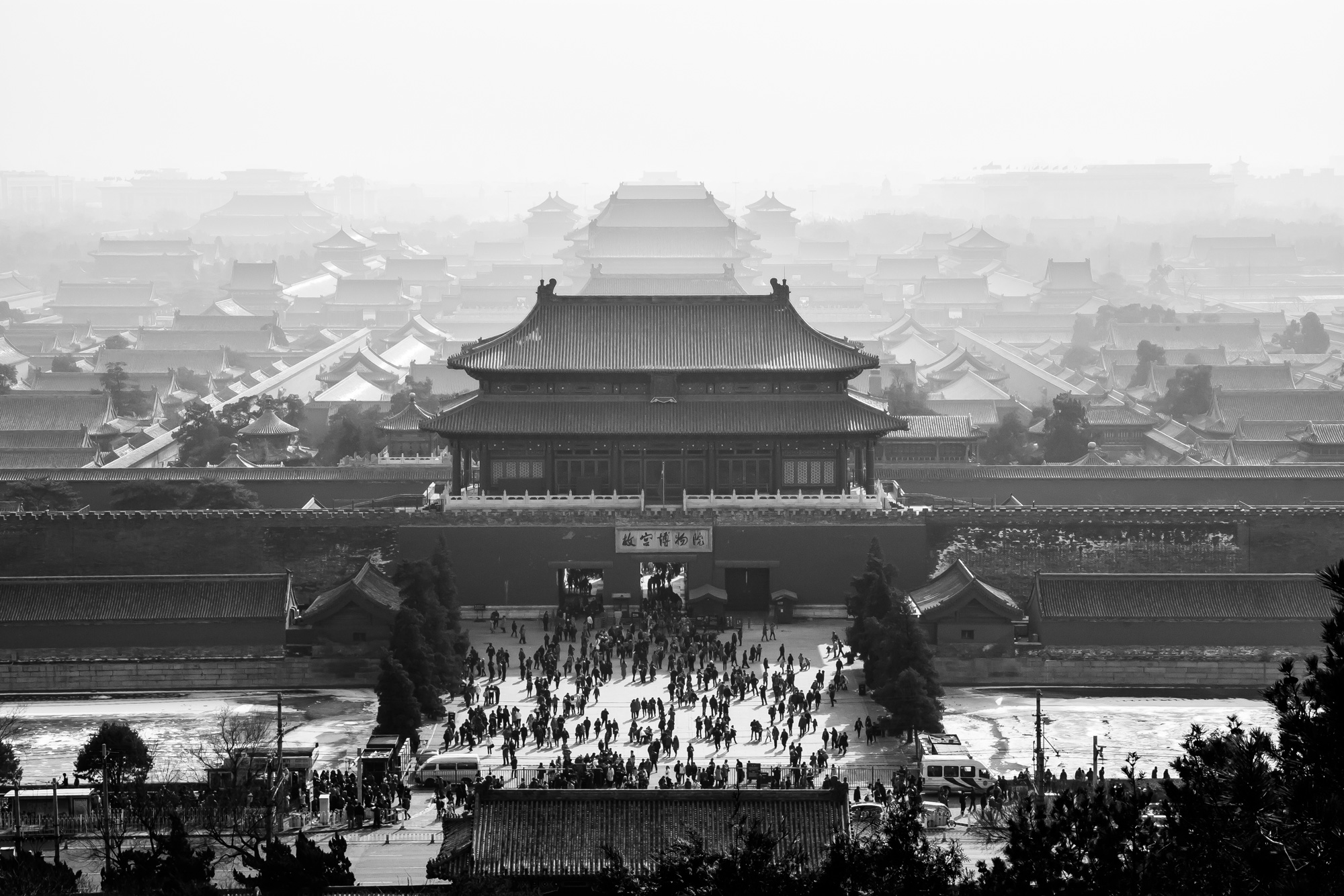 Chinesischer Palast in schwarz weiß in der Vogelperspektive