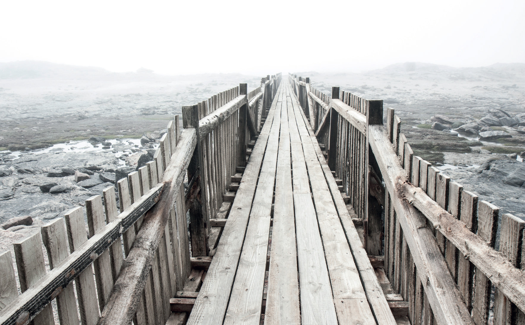 Brücke in Nebel, monotone Farben, Foto in der Zentralperspektive