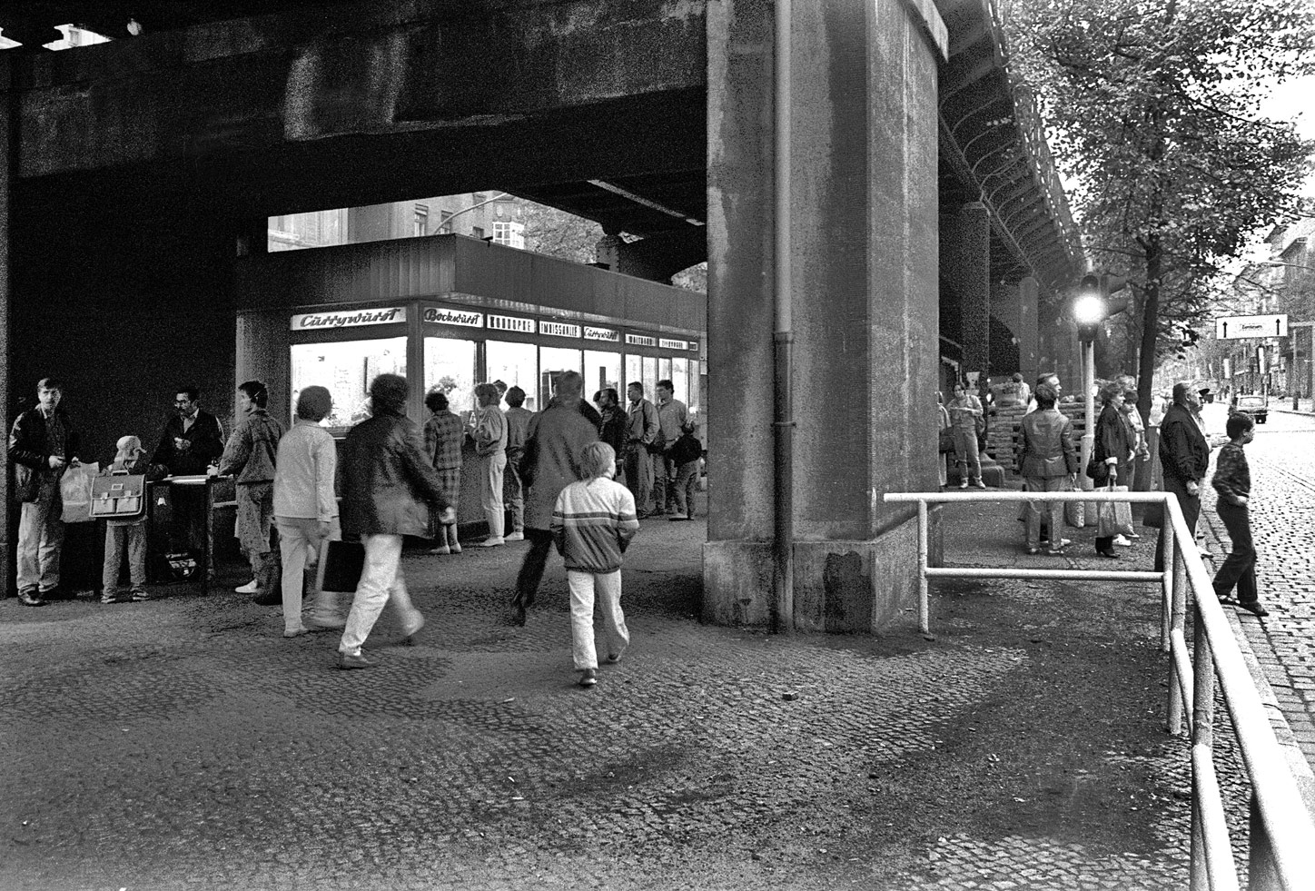 Laden unter Br&uuml;cke