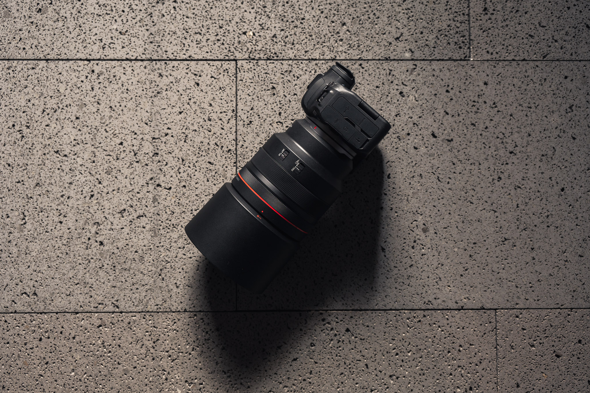 Seitenaufnahme des Canon 85mm an der Kamera