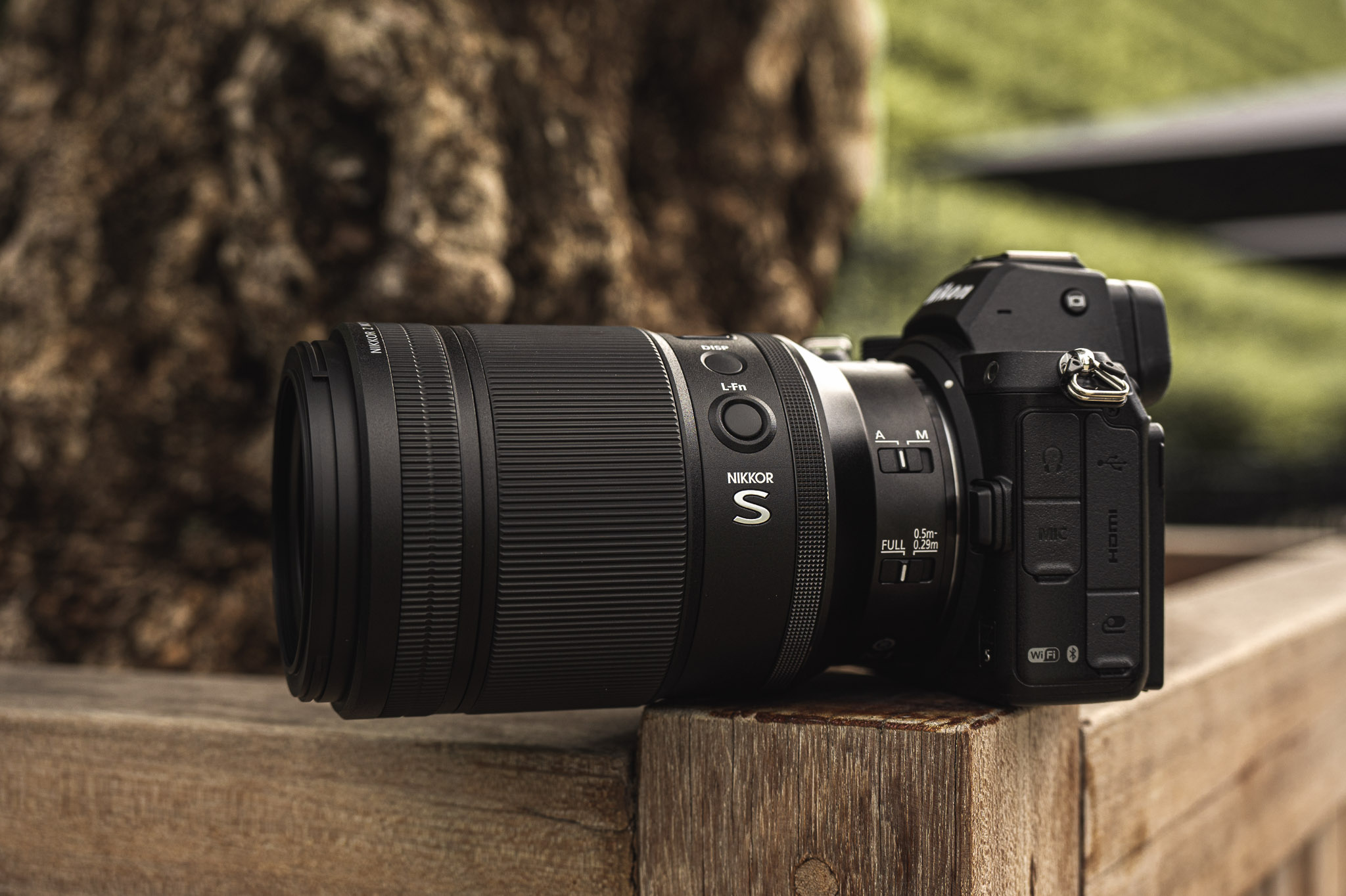 Seitenaufnahme des Nikon 105mm an der Kamera