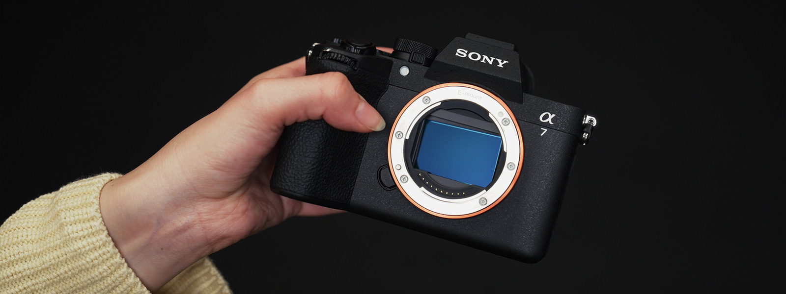 Sony Alpha 7 V mit offenem Sensor