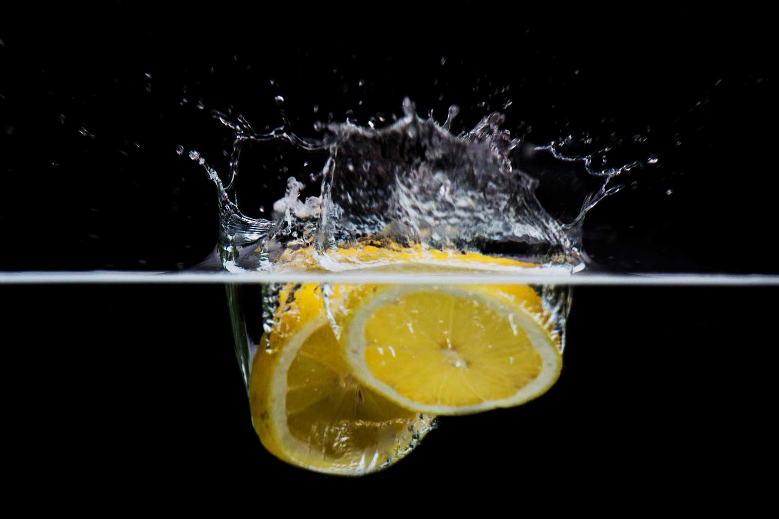 Zitrone fällt ins Wasser