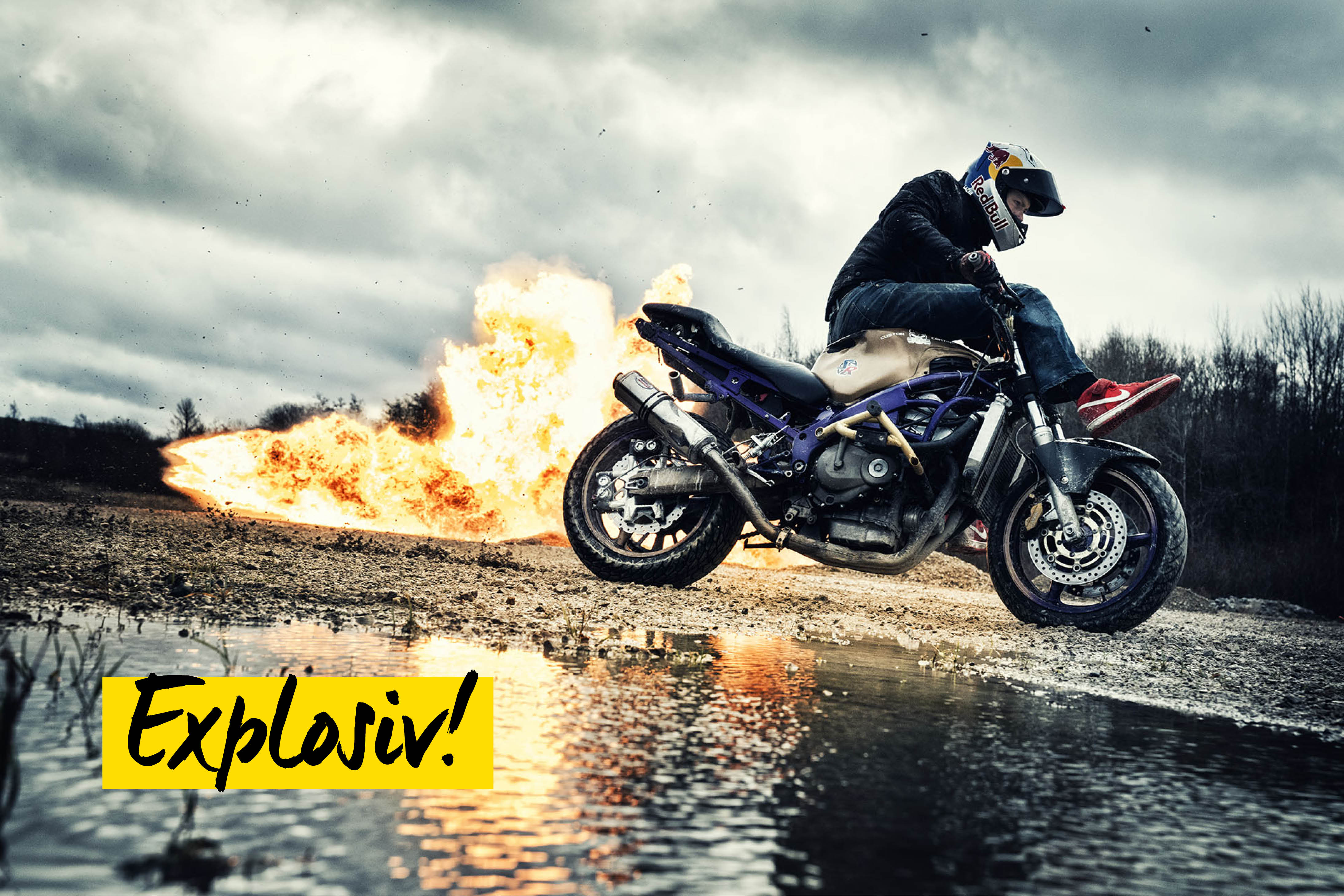 Mann mit brennendem Motorrad