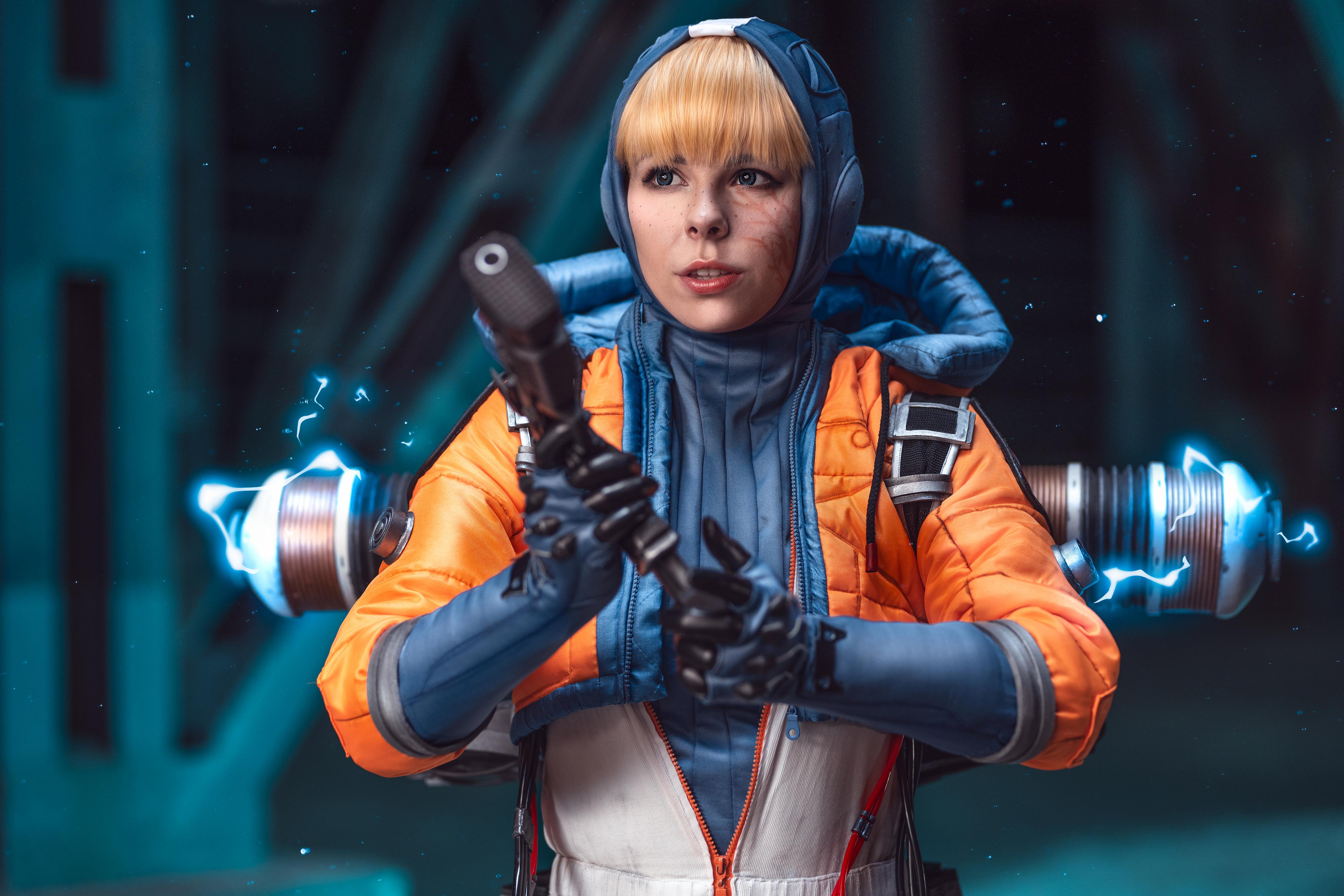 Foto nach Photoshop - Wattson Cosplay aus Apex Legends - Thanatos Arts 