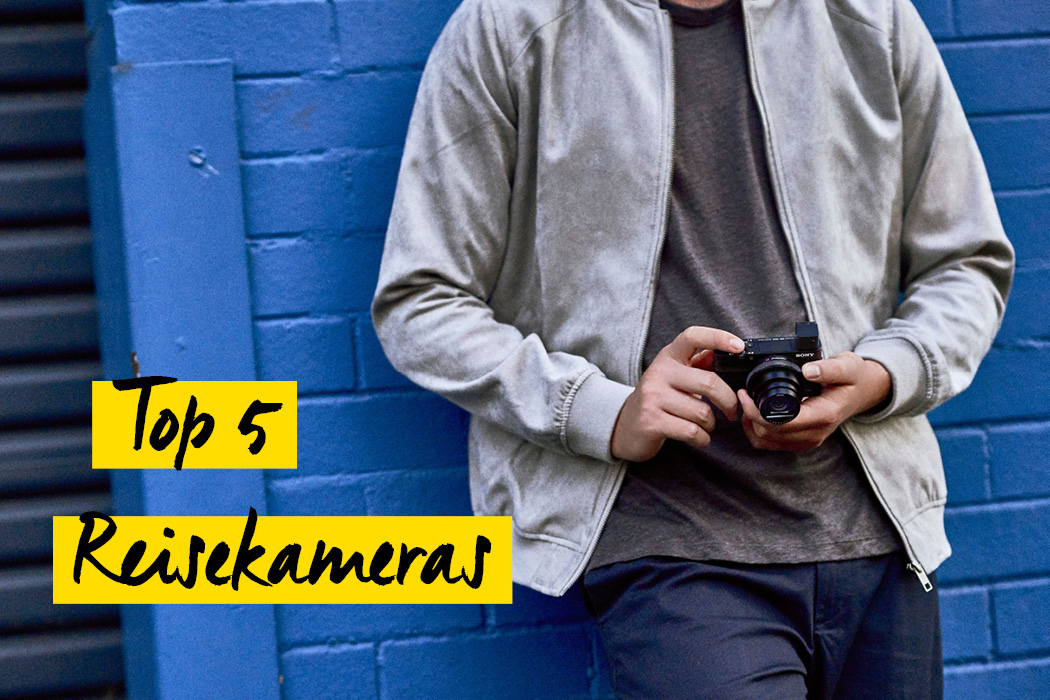 Mann vor blauer Wand