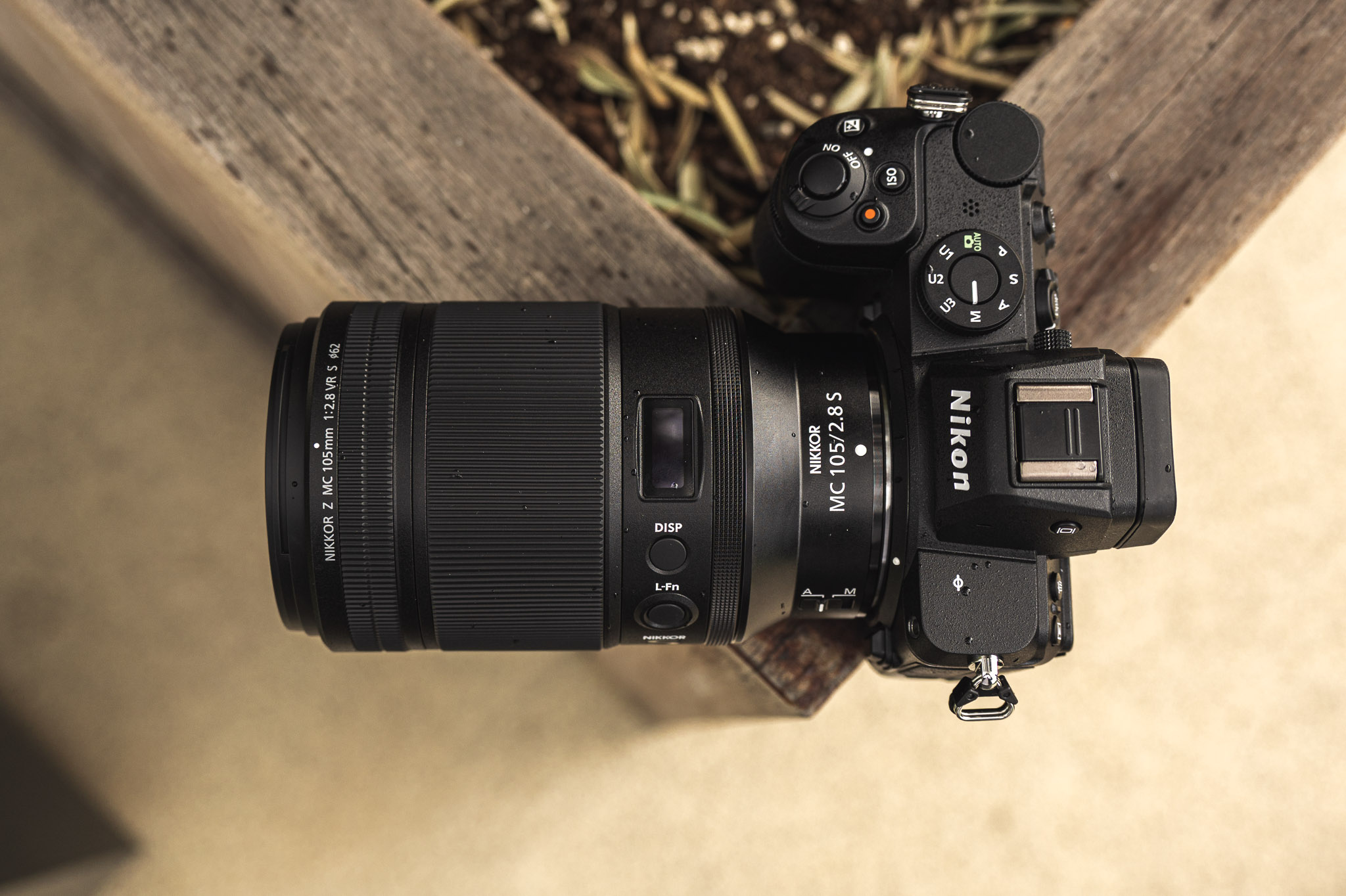 Topdownaufnahme des Nikon 105mm an der Kamera