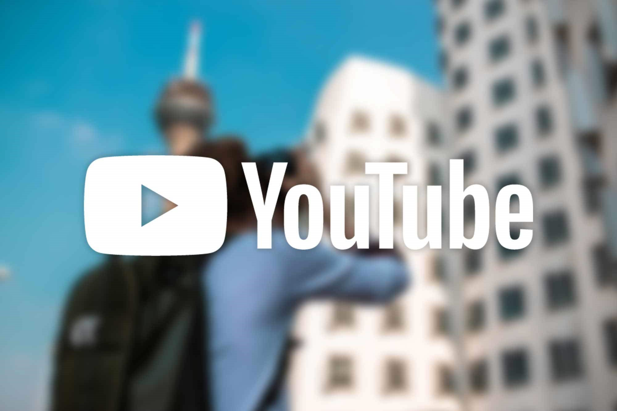 Mann fotografiert Architektur